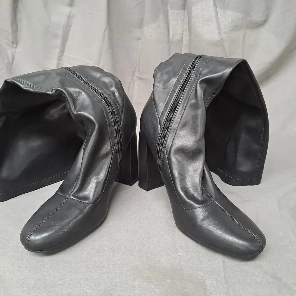 BOXED PAIR OF PUBLIC DESIRE BLOCK HEEL KNEE-HIGH BOOTS IN BLACK SIZE 7