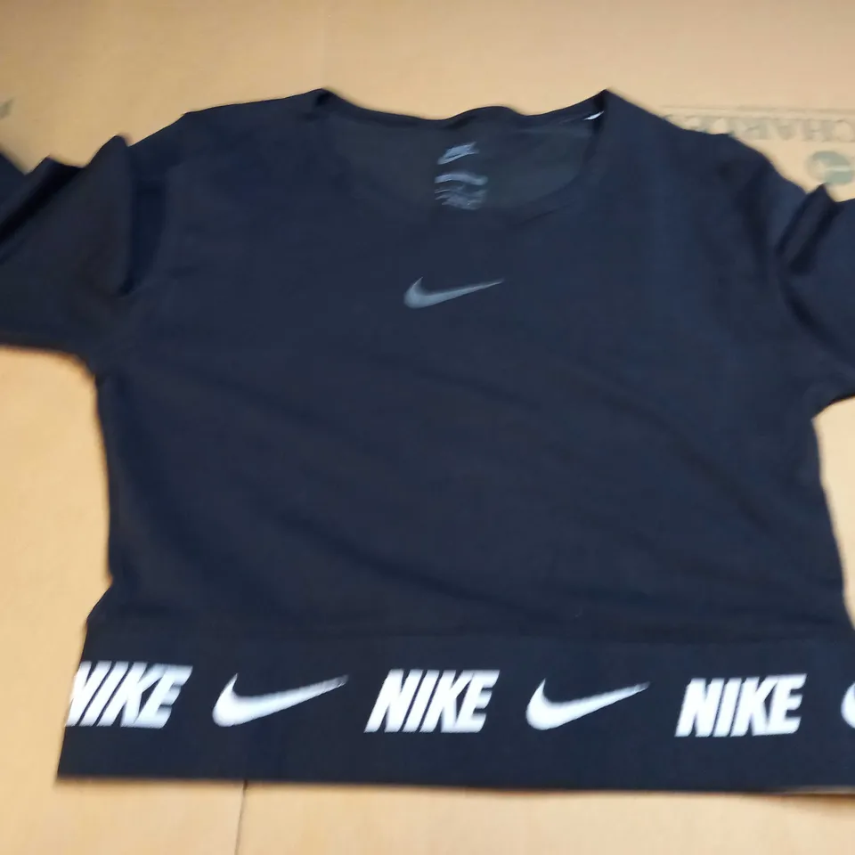 NIKE TIGHT FIT CROP TOP IN BLACK - SMALL