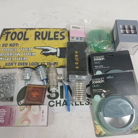 LOT OF ASSORTED HOUSEHOLD ITEMS TO INCLUDE JOSEPH JOSEPH DUO PIZZA CUTTER, TOOL RULES GLASS TUPPAWARE