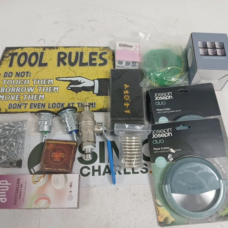 LOT OF ASSORTED HOUSEHOLD ITEMS TO INCLUDE JOSEPH JOSEPH DUO PIZZA CUTTER, TOOL RULES GLASS TUPPAWARE