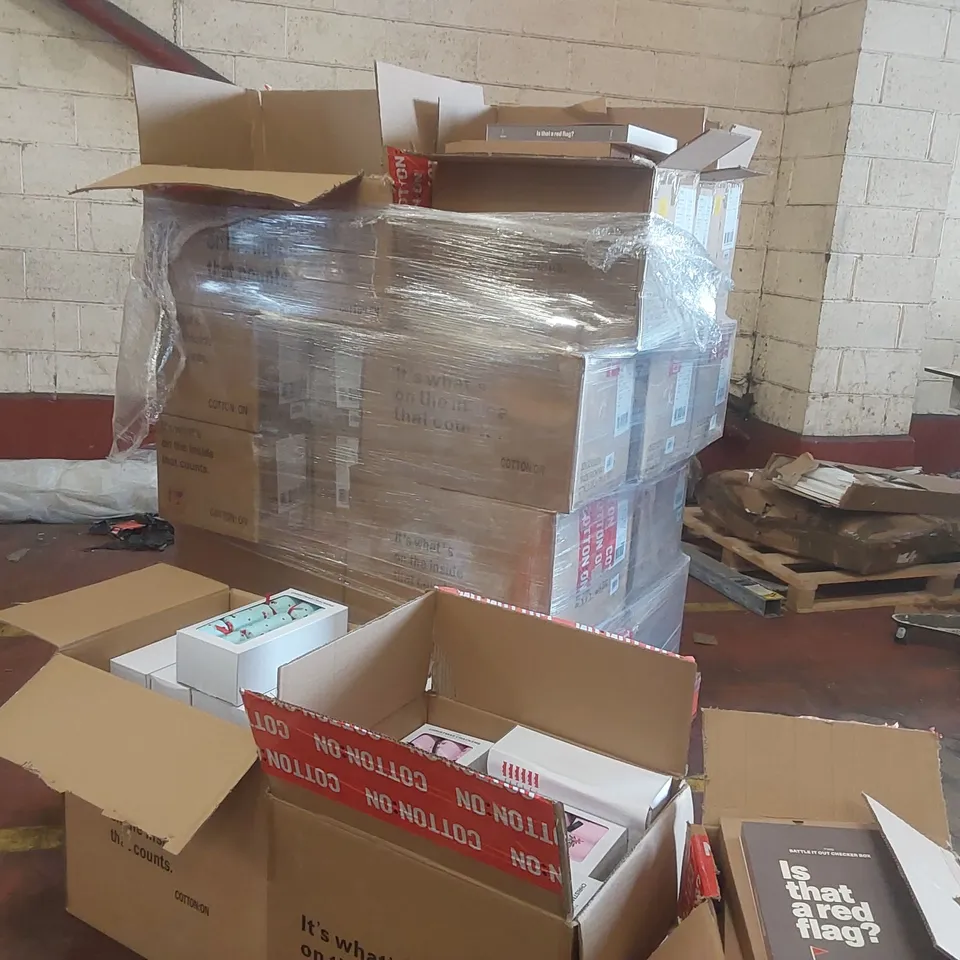 PALLET CONTAINING A VERY LARGE QUANTITY OF ASSORTED BRAND NEW  ITEMS INCLUDING: TYPO CHRISTMAS CRACKERS, TYPO 'BATTLE IT OUT' GAMES, ASSORTED CLOTHING AND ACCESSORIES ECT