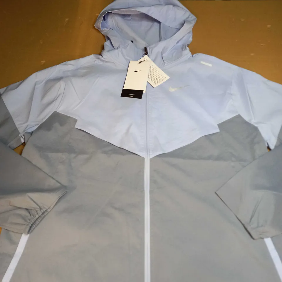 NIKE LIGHTWEIGHT ZIPPED JACKET SIZE M