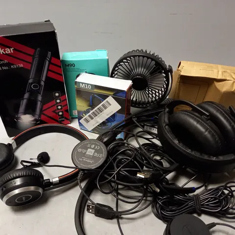 APPROXIMATELY 7 ASSORTED ELECTRICAL ITEMS TO INCLUDE DESK FAN, BLUKAR LED TORCH, EARBUDS, ETC