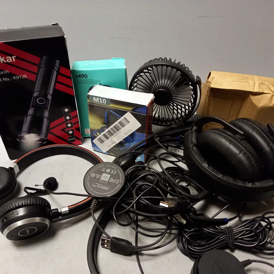APPROXIMATELY 7 ASSORTED ELECTRICAL ITEMS TO INCLUDE DESK FAN, BLUKAR LED TORCH, EARBUDS, ETC