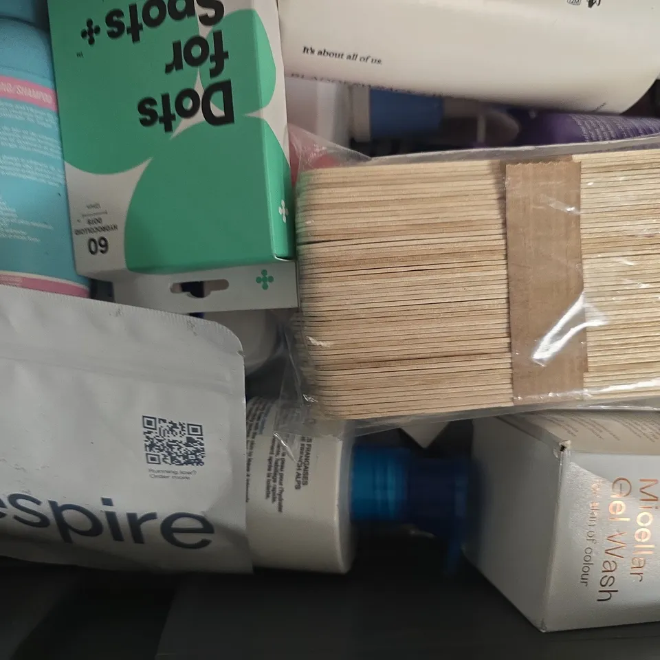 APPROXIMATELY 20 ASSORTED COSMETIC ITEMS TO INCLUDE AVEENO, GATINEAU, ETC - COLLECTION ONLY