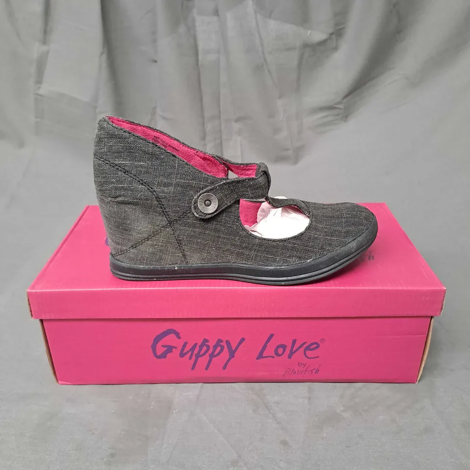 CAGE OF APPROXIMATELY 40 PAIRS OF WEDGE SHOES IN BLACK AND VARIOUS SIZES - COLLECTION ONLY