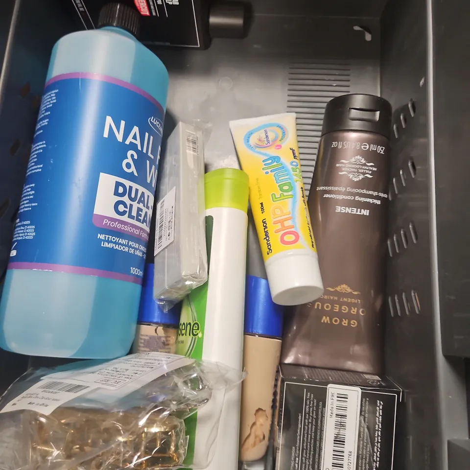 APPROXIMATEY 20 ASSORTED HEALTH AND BEAUTY PRODUCTS TO INCLUDE - HERSHESONS ZHOOSH FOAM - TROPIC DEODORANT CREAM - DR SQUATCH DEODORANT - ETC