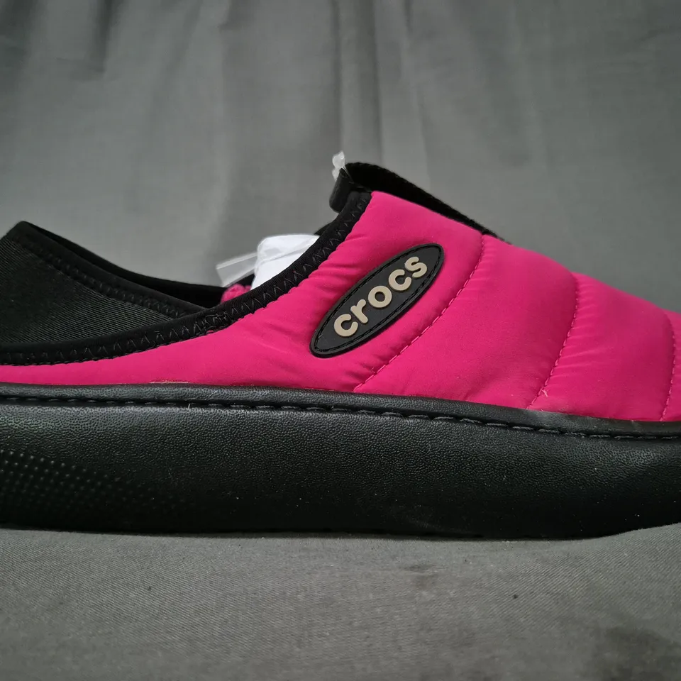 PAIR OF CROCS CLASSIC PUFF SHOES IN PINK/BLACK UK SIZE M8/W9