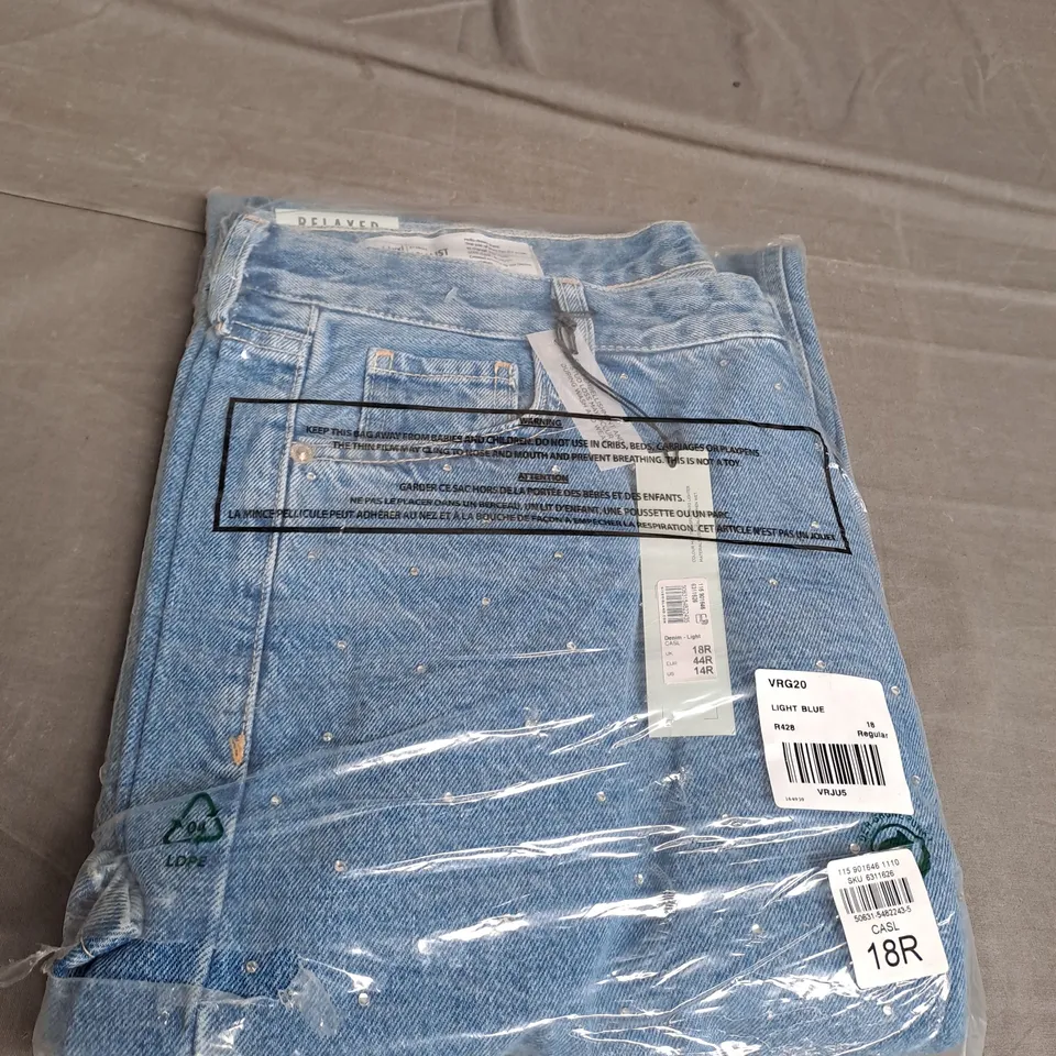 RELAXED LIGHT BLUE DENIM JEANS SIZE 18R