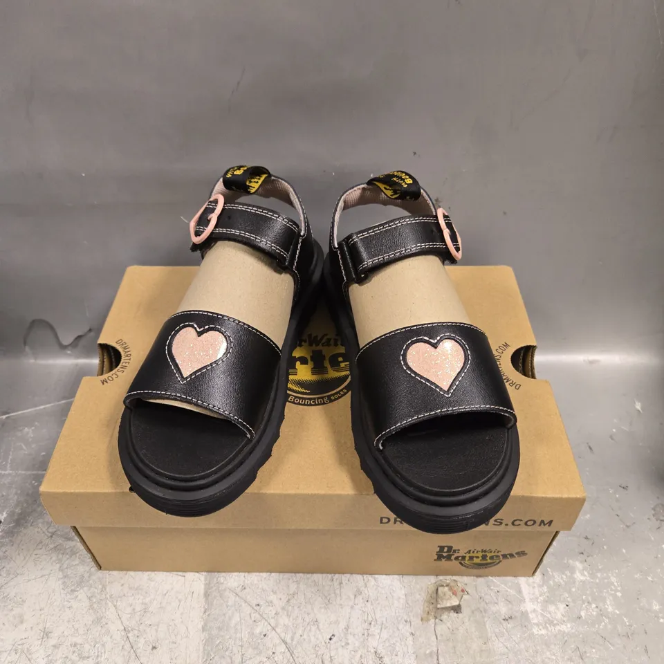 BOXED PAIR OF DR MARTENS MARLOWE HEARTS CHILDRENS SHOES - 2