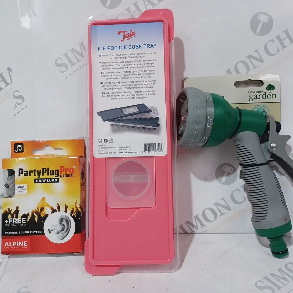 APPROXIMATELY 15 ASSORTED HOUSEHOLD ITEMS TO INCLUDE GARDEN SPRAY GUN, ICE CUBE TRAY, PARTY PLUG EARPLUGS, ETC