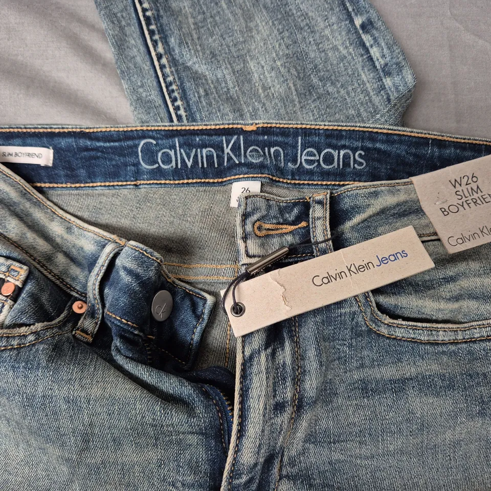 CALVIN KLEIN SLIM BOYFRIEND JEANS IN WASHED BLUE - W26