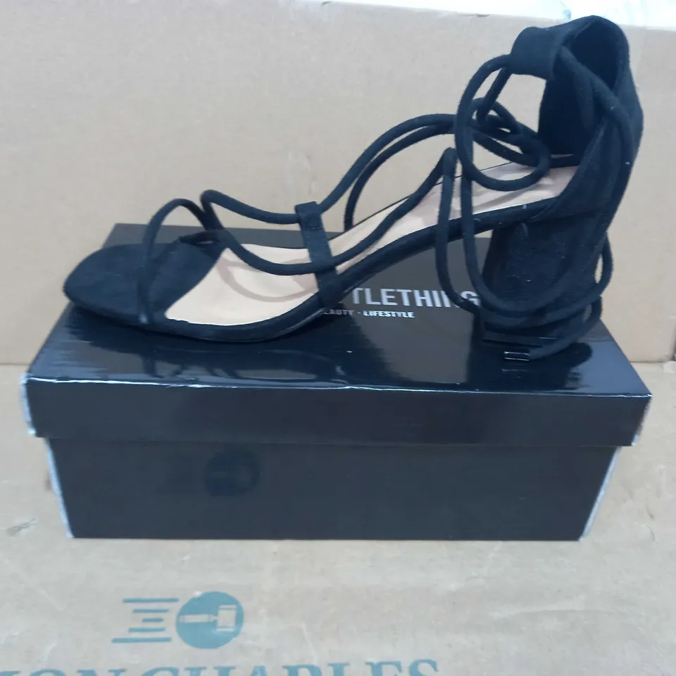 BOXED PAIR OF PRETTY LITTLE THING HEELS IN BLACK UK SIZE 8