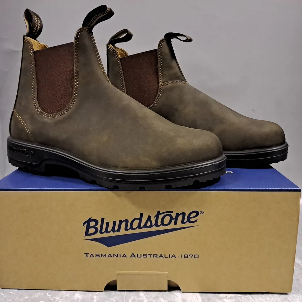 BOXED PAIR OF BLUNDSTONE ELASTIC SIDED ANKLE BOOTS IN RUSTIC BROWN UK SIZE 9