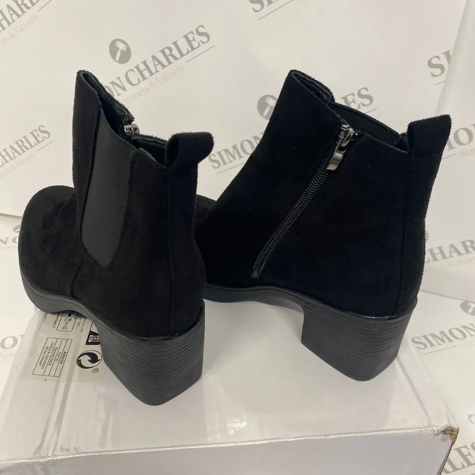 BOXED PAIR OF BLACK ZIP-UP BOOTS SIZE 38