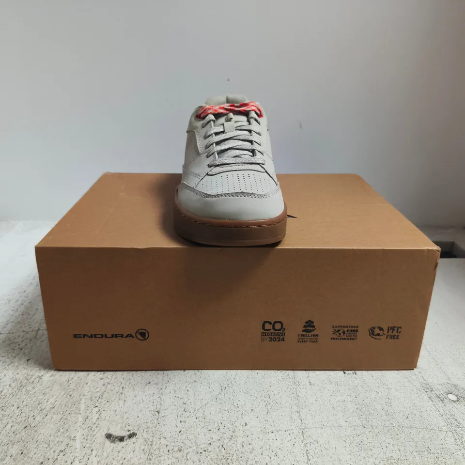 BOXED PAIR OF ENDURA HUMMVEE FLAT 99 TRAINERS IN PEBBLE GREY SIZE UK 9