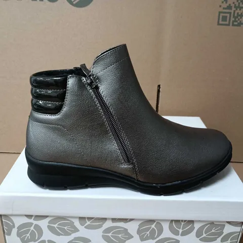 BOXED PAIR OF SHOE TREE ZENA PEWTER ANKLE BOOTS – UK SIZE 5