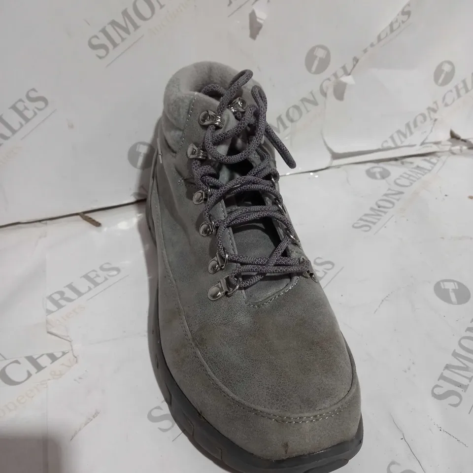 BOXED SKECHERS SYNERGY WARM TECH BOOTS, GREY - SIZE 7 