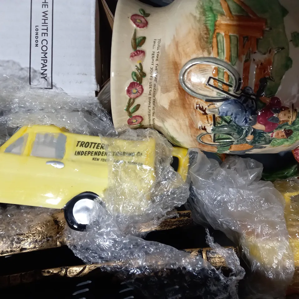 APPROXIMATELY 10 ASSORTED HOUSEHOLD ITEMS TO INCLUDE DOCTOR WHO DALEK MUG, PRINCESS DIANA MUG, ETC