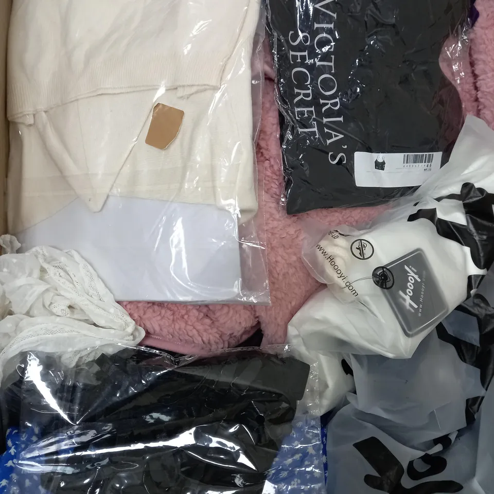 BOX OF APPROX. 50 ASSORTED CLOTHING VARYING IN SIZE/COLOUR/STYLE TO INCLUDE:  TOPS, TROUSERS, JUMPERS