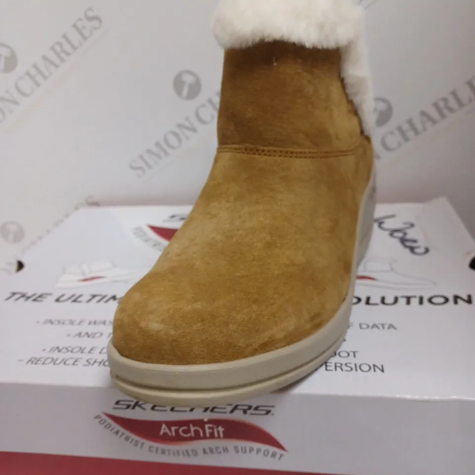 BOXED SKECHERS ARCH FIT RISE CHUGGA WEDGE BOOTS, CHESTNUT - SIZE 4