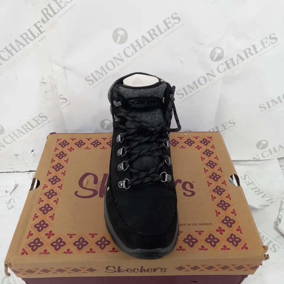 BOXED SKECHERS SYNERGY WARM TECH BOOTS, BLACK - SIZE 5
