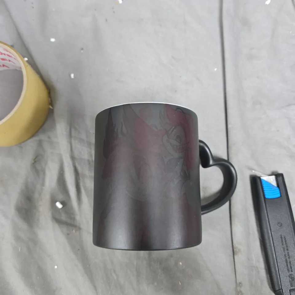 TOTE OF APPROXIMATELY 14 ASSORTED GLASS/CERAMIC ITEMS TO INCLUDE: FLORAL MUG AND COLOUR CHANGING MUG