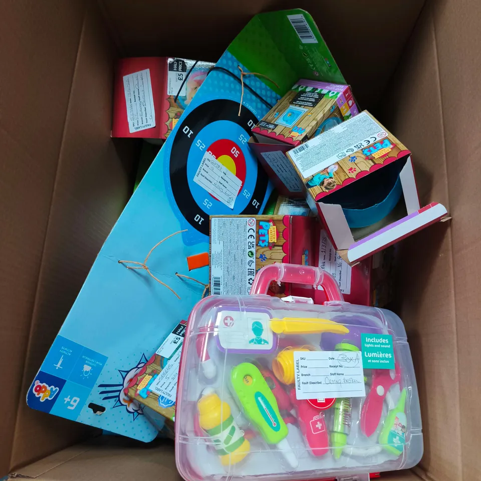 BOX OF APPROXIMATELY 10 ASSORTED TOYS INCLUDING PITTER PATTER PETS AND BUBBLE BLASTER