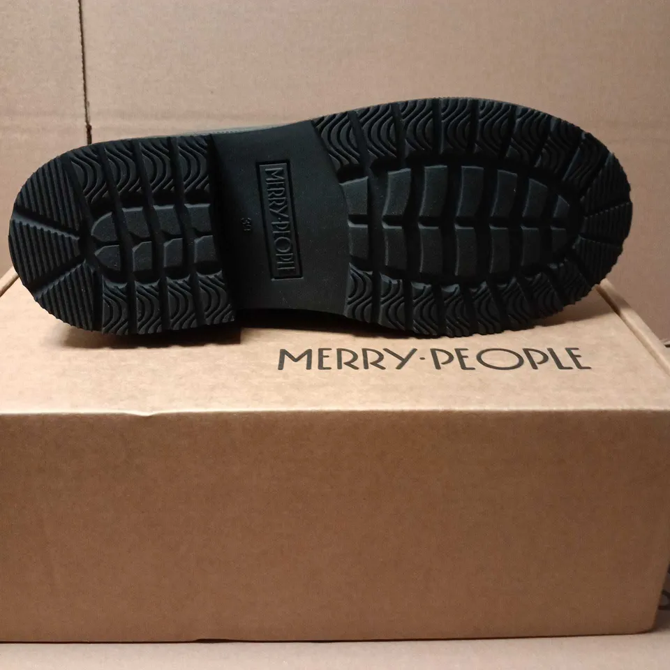 MERRY PEOPLE GREEN RUBBER CHELSEA BOOTS SIZE 6