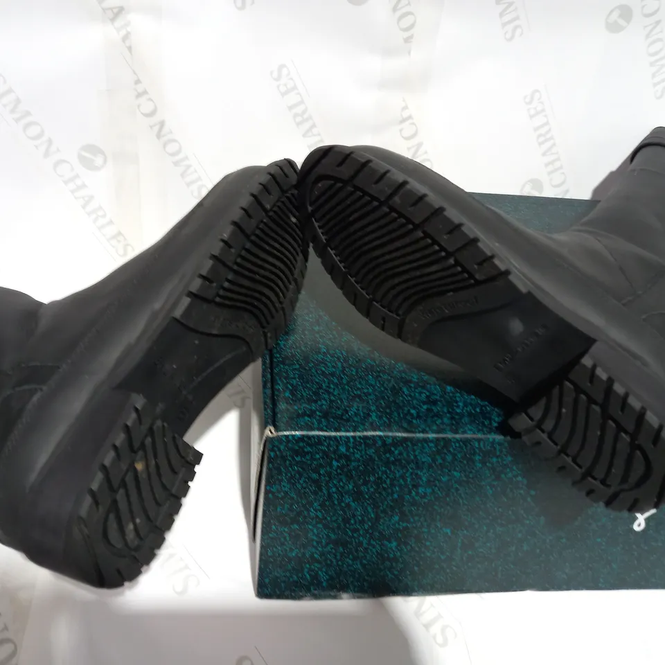 BOXED PAIR OF EMU BLACK LEATHER BOOTS  - SIZE 7