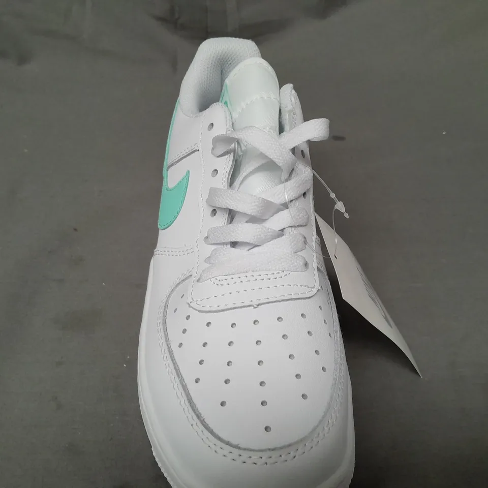 BOXED PAIR OF NIKE AIR FORCE 1 '07 SHOES IN WHITE/MINT GREEN UK SIZE 7