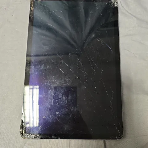 SAMSUNG GALAXY TABLET – SILVER, AKG SOUND BRANDING, DUAL REAR CAMERA (TABLET
