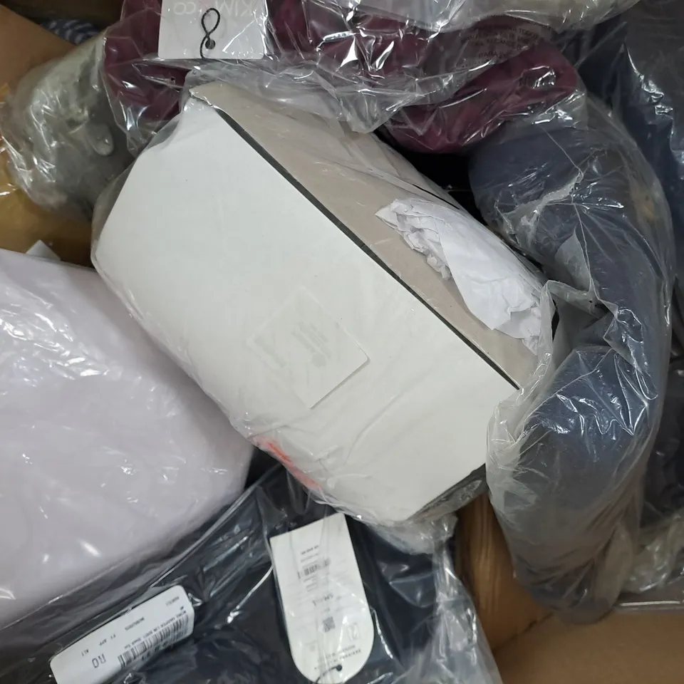 BOX OF APPROXIMATELY 15 ASSORTED HOUSEHOLD AND CLOTHING ITEMS IN VARIOUS STYLES, SIZES, AND COLOURS, ETC