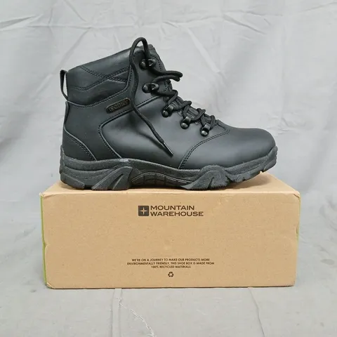 BOXED PAIR OF MOUNTAIN WAREHOUSE CANYON KIDS WATERPROOF WALKING BOOTS IN BLACK SIZE UK 5
