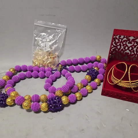 APPROXIMATELY 15 ASSORTED JEWELLERY ITEMS TO INCLUDE - NECKLACE , BANGLE , EARRINGS ETC