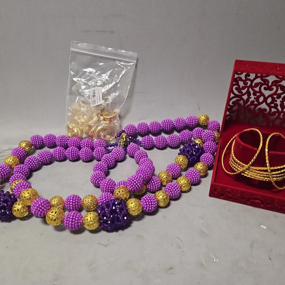 APPROXIMATELY 15 ASSORTED JEWELLERY ITEMS TO INCLUDE - NECKLACE , BANGLE , EARRINGS ETC