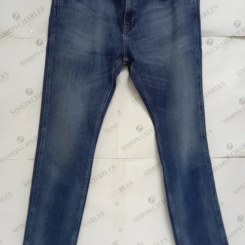 HUGO BOSS INDIGO DELAWARE STRAIGHT JEANS IN NAVY - 36/30
