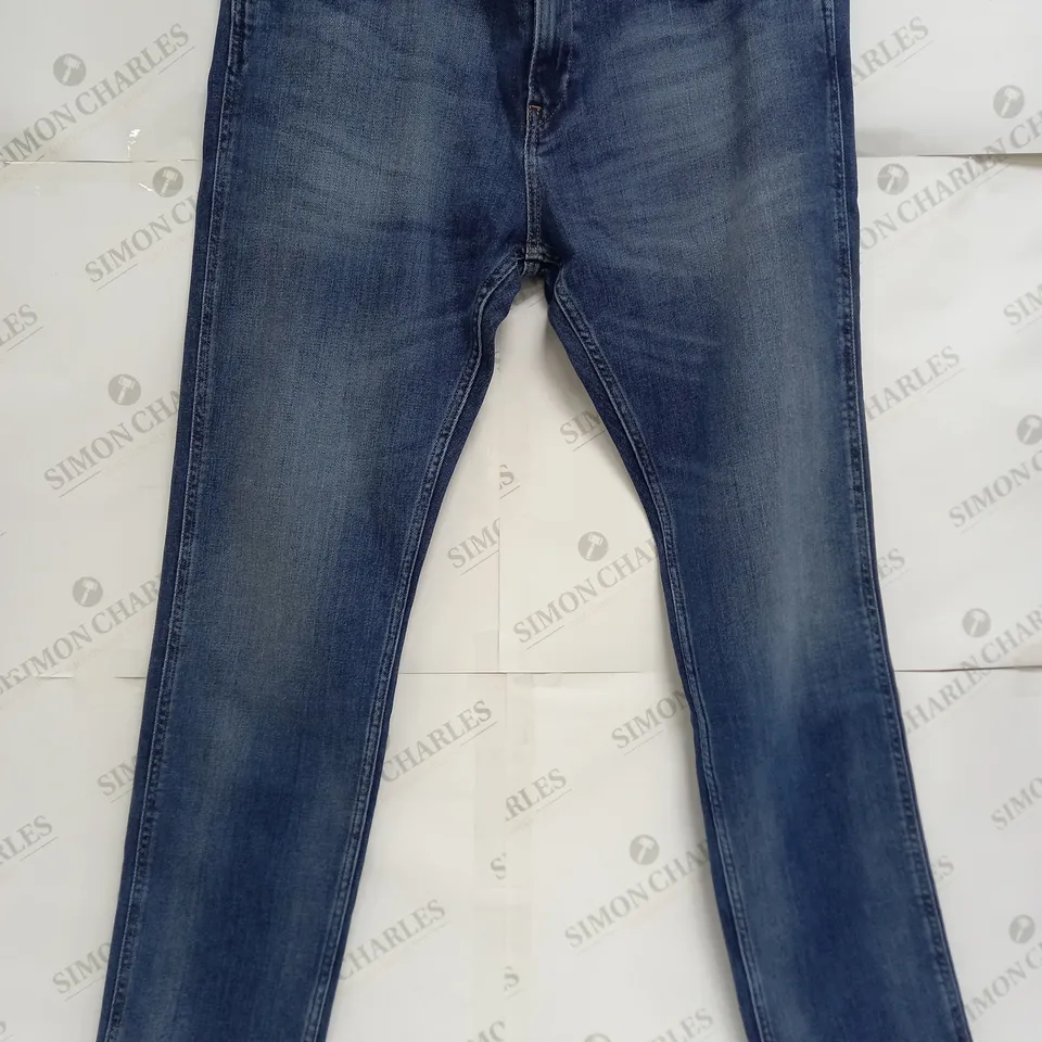 HUGO BOSS INDIGO DELAWARE STRAIGHT JEANS IN NAVY - 36/30