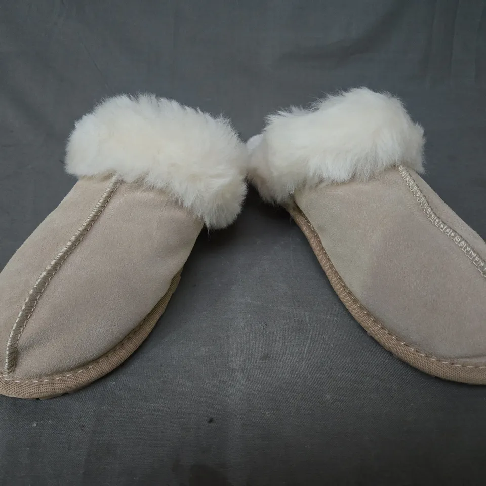 BOXED PAIR OF UGG SLIPPERS IN BEIGE UK SIZE 7.5