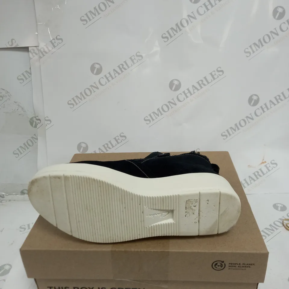 CLARKS LAYTON TRAINER SIZE 5