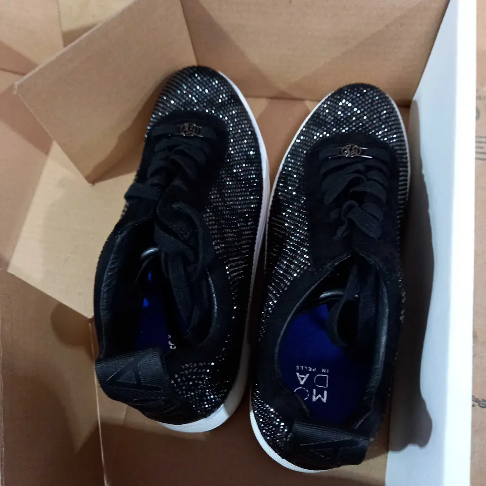MODA DESIGNER STYLE BLACK SHOES SIZE 7 