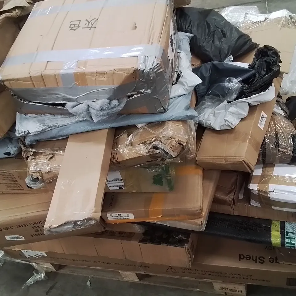 PALLET CONTAINING VARIOUS ASSORTED BOXED HOUSEHOLD RETURNS/ELECTRICAL/GARDEN ITEMS TO INCLUDE: LARGE FLEECE THROW, PVC PRIVACY FENCE, STORAGE SHED, GROUND SHEETS ETC.
