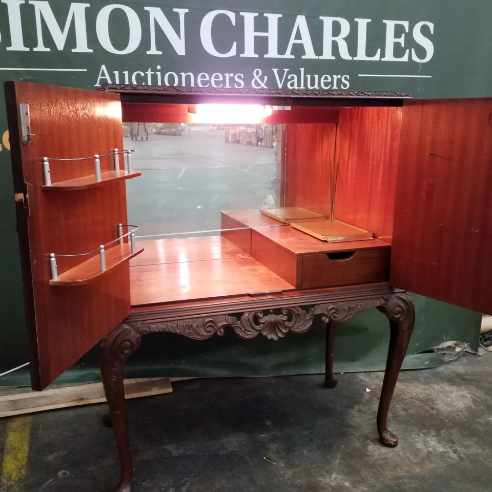 FLAME MAHOGANY VENEER GLASS-TOPPED LOCKABLE DRINKS CABINET WITH QUEEN ANNE LEGS