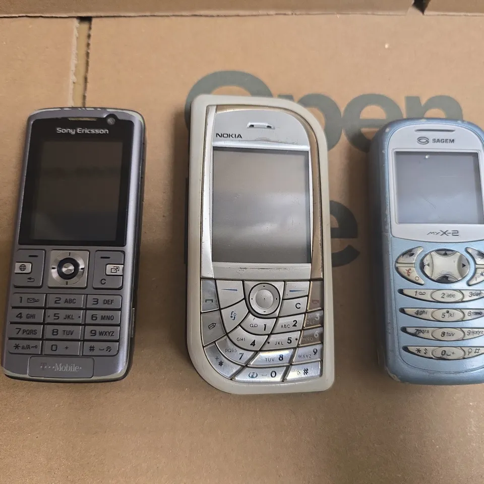 APPROXIMATELY 10 ASSORTED ELECTRICAL ITEMS TO INCLUDE SONY ERICSSON, NOKIA RH-51, ETC