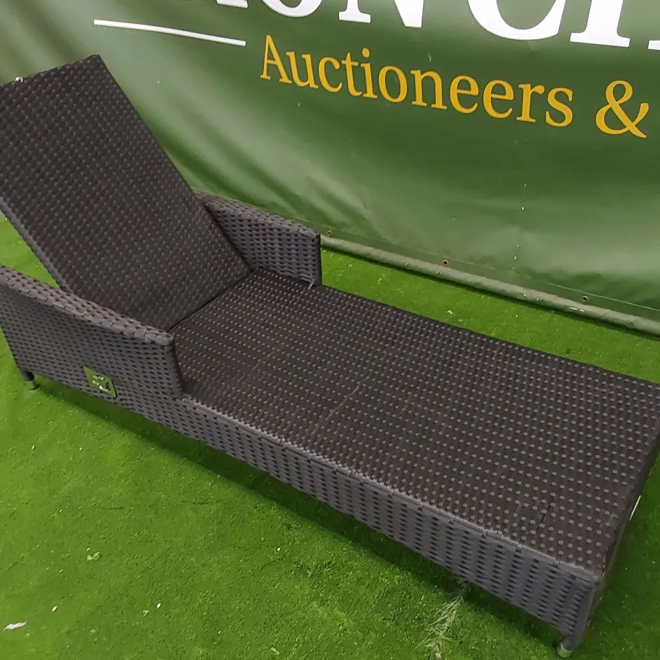 DESIGNER MANUAL ADJUSTABLE SUNLOUNGER IN BLACK RATTAN 