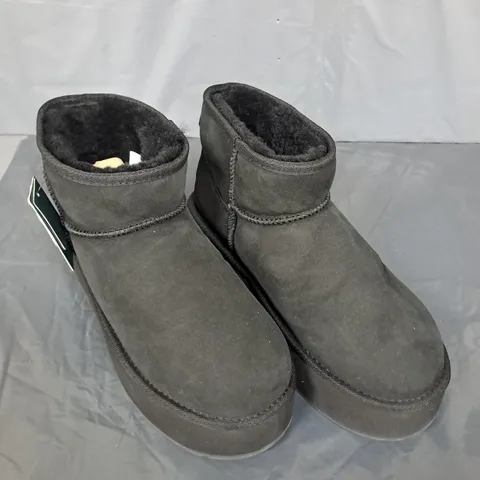 PAIR OF EMU WATER RESISTANT STINGER MICRO FLATFORM BOOTS - 9