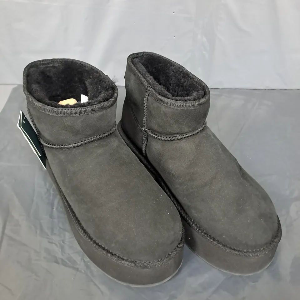 PAIR OF EMU WATER RESISTANT STINGER MICRO FLATFORM BOOTS - 9