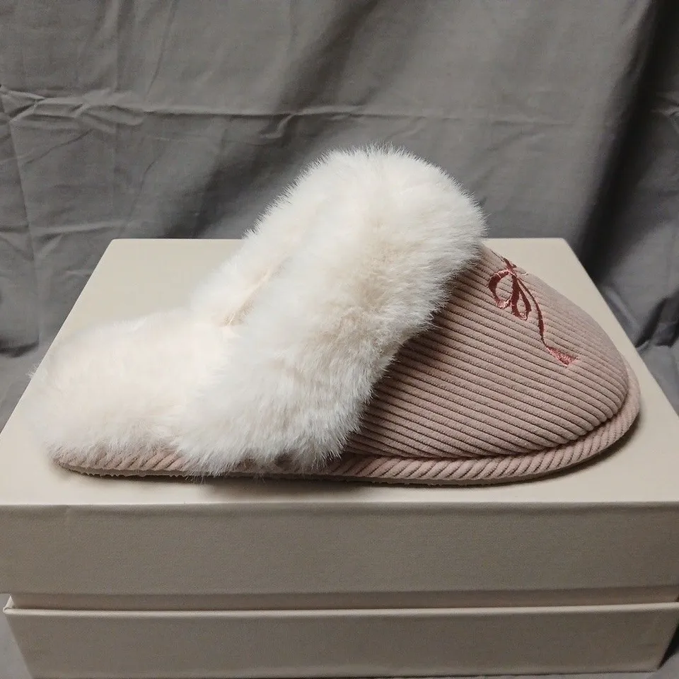 BOXED CHELSEA PEERS BEIGE RIBBED SLIPPERS WITH WHITE FUR TRIM, UK 5-6 (EU 38-39)