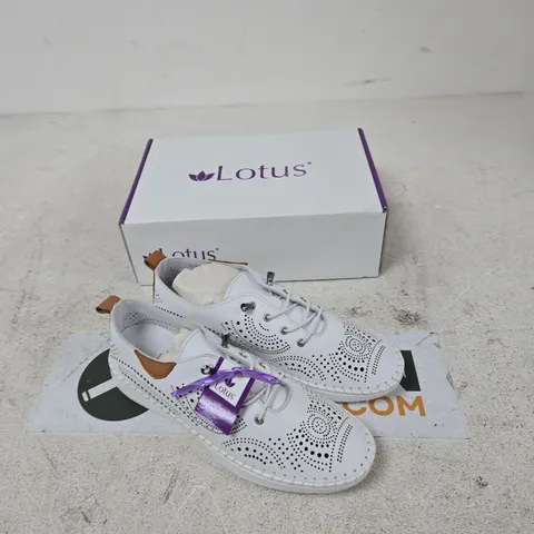 UK 6 LOTUS WHITE LEATHER PERFORATED SNEAKERS – TASIA-ULS484 (EU 39)