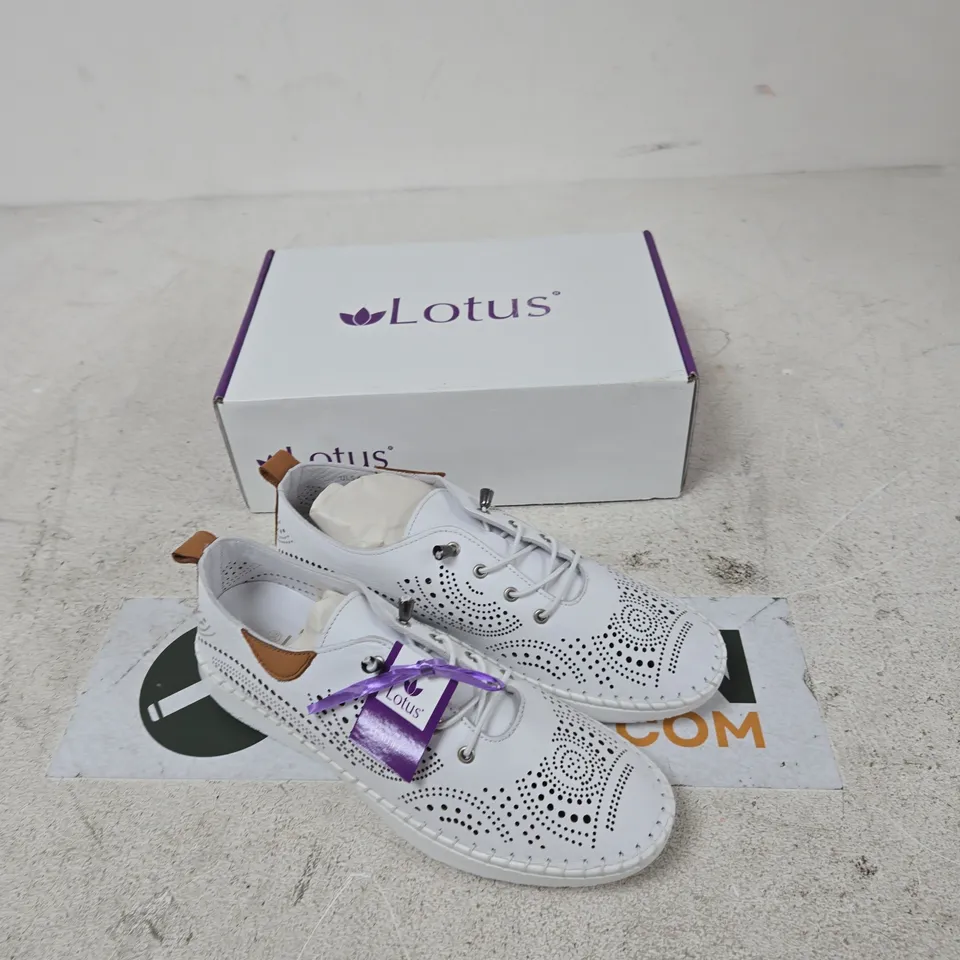 UK 6 LOTUS WHITE LEATHER PERFORATED SNEAKERS – TASIA-ULS484 (EU 39)